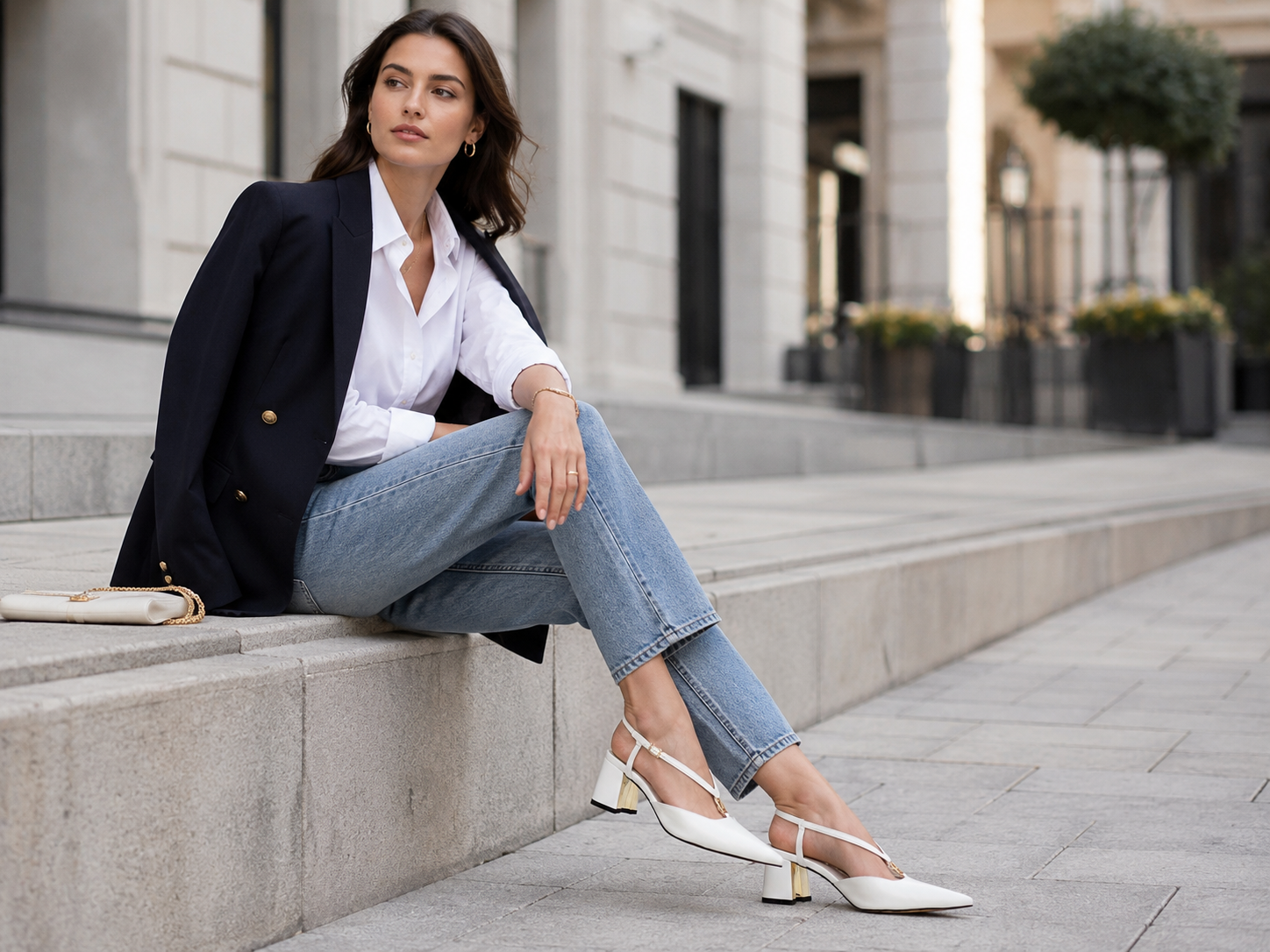 biele slinbag lodičky s otvorenou pätou v smart casual outfite
